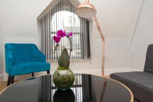 Seating area sa Market Street Apartments - City Centre Modern 1bedroom Apartments with NEW WIFI and Very Close to Tram