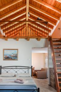ein Schlafzimmer mit einem Bett und einer Holzdecke in der Unterkunft Greg's cottage in Soúrpi