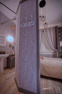 ein Schlafzimmer mit einem Bett und einem Waschbecken in der Unterkunft Studio Malou - Cosy, grande terrasse et vue rivière in Olliergues