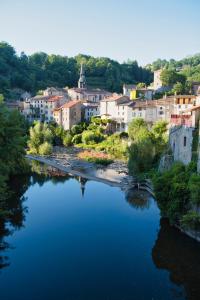 Blick auf eine Stadt mit einem Fluss in der Unterkunft Studio Malou - Cosy, grande terrasse et vue rivière in Olliergues + 11 Fotos