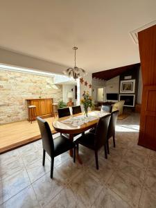 a dining room with a table and chairs at Ivamar Hotel & Apart in Ostende