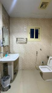 a bathroom with a sink and a toilet at فندق جوهرة الحجاز ريع بخش توصيل من والي الحرم مجاني in An Naqāʼ