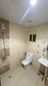 a bathroom with a toilet and a sink at فندق جوهرة الحجاز ريع بخش توصيل من والي الحرم مجاني in An Naqāʼ