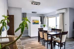 a dining room and living room with a table and chairs at La ola in Puerto Pirámides