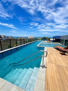 a large swimming pool on top of a building at Apartamento com Piscina Rooftop e Hidro perto do Centro e da Praia, Porto Blue Porto de Galinhas in Porto De Galinhas +13 photos