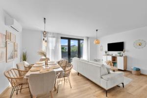 a dining room with a table and chairs at Boho Beach House Srima in Srima