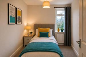 ein Schlafzimmer mit einem Bett und einem Fenster in der Unterkunft Haregate House in Leek