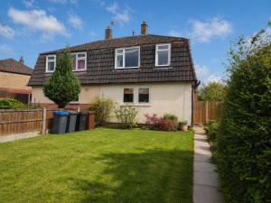 ein Haus mit Zaun und Garten in der Unterkunft Haregate House in Leek