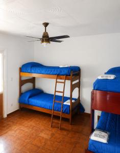 a room with two bunk beds and a ceiling at Casa RAU-JO in Guaymallen