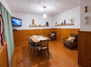 a dining room with a table and chairs at Casa RAU-JO in Guaymallen