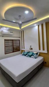a bedroom with a large white bed with a ceiling at Villa de 2 chambres in Porto-Novo