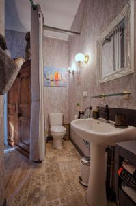 ein Badezimmer mit Waschbecken und Toilette in der Unterkunft Studio Malou - Cosy, grande terrasse et vue rivière in Olliergues