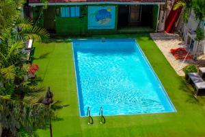 an overhead view of a swimming pool with green grass at Hostal Loco Coco Loco in Panama City