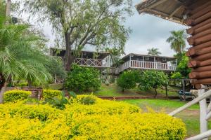 a view of the house from the garden at Habitacion en Cabañas Bella vista in Bella Vista