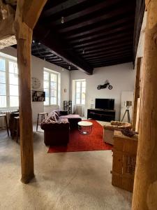 a living room with a couch and a table at Gîte L'Atelier in Avallon