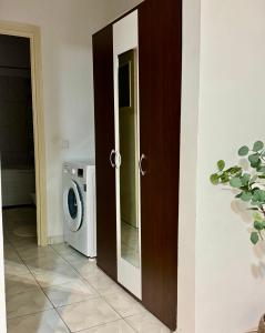 a laundry room with a washing machine next to a door at Apartament Central Pietonalul Unirii in Botoşani