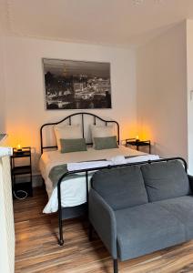 a bedroom with a bed and a couch at Appart 3 pièce hyper centre Strasbourg in Strasbourg