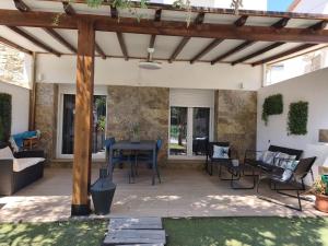 an outdoor patio with a wooden pergola at Apartamento Guadalvivir in Mogón