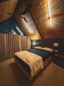 a bedroom with a bed with a ceiling at Alpine River Cabin with direct access to the river in Río Arriba