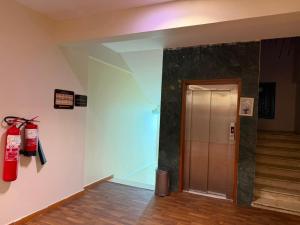 a hallway with a fire extinguisher on the wall at سحابه صيف للشقق المخدومه - حي الاندلس - in Abha