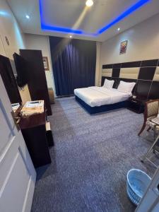 a hotel room with a bed and a table at سحابه صيف للشقق المخدومه - حي الاندلس - in Abha +128 photos