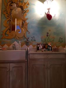 Un baño con un lavabo y un espejo en la pared. en Occitania B&B, en Puivert 61 fotos más