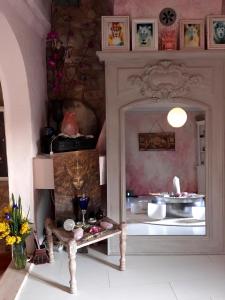 una sala de estar con una mesa y una habitación con una mesa en Occitania B&B, en Puivert