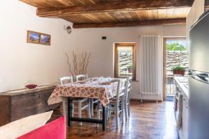 eine Küche und ein Esszimmer mit Tisch und Stühlen in der Unterkunft I Sitoù in Ostana + 26 Fotos