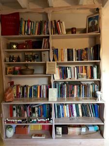 una estantería llena de muchos libros en Occitania B&B, en Puivert