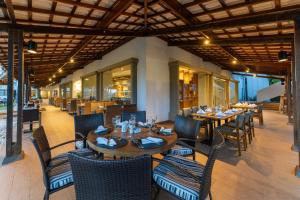 a restaurant with wooden tables and chairs and a dining room at Hotel Deville Prime Salvador in Salvador