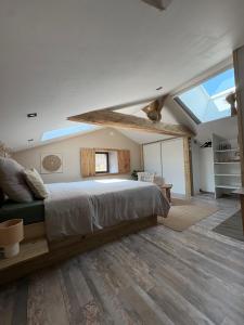 a bedroom with a large bed and a vaulted ceilings at Chambre K-arole in Pouzauges