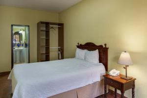 a bedroom with a bed and a phone on a table at Hotel Villa Terra in San Salvador