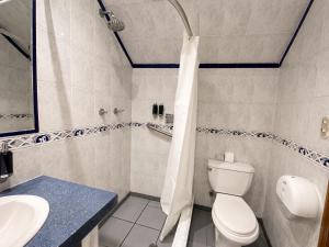 a bathroom with a toilet and a sink and a shower at Cavi Rooms 307 in Cuenca
