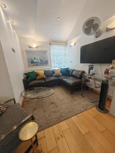 a living room with a couch and a flat screen tv at Cambridge city centre immaculate 2 bed apartment in Cambridge