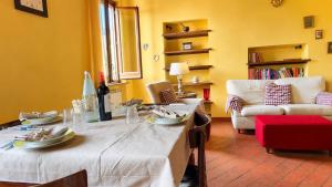 ein Wohnzimmer mit einem Tisch, auf dem Teller stehen in der Unterkunft Simona's house in Montaione