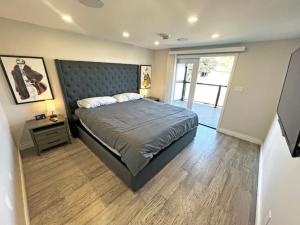 a bedroom with a bed and a television in it at Luxe Home Near Limeridge - Sleeps 11 - Pool in Hamilton +39 photos