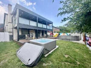 a house with a swimming pool in the yard at Luxe Home Near Limeridge - Sleeps 11 - Pool in Hamilton