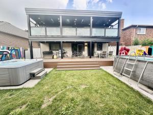 a house with a swimming pool and a backyard at Luxe Home Near Limeridge - Sleeps 11 - Pool in Hamilton