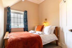a small bedroom with a bed and a window at 3 Bed in Fulbeck oc-v33643 in Fulbeck