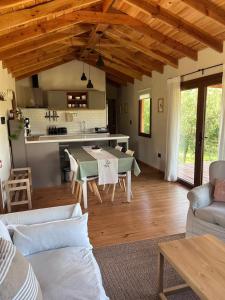 a living room with a table and a kitchen at El Bosque in Trevelín
