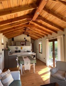 a living room with a table and a kitchen at El Bosque in Trevelín