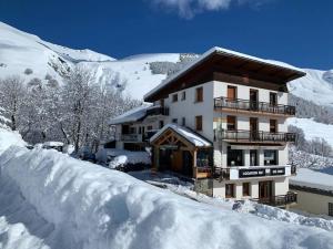 a house in the snow with a lot of snow at Les Balcons de St So Appartement A in Saint-Sorlin-dʼArves