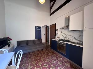 a kitchen with a couch in the middle of a room at L'Angolo di Luce in Falconara Marittima