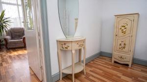 a dressing table with a mirror and a chair at Hostel Lõuna in Pärnu