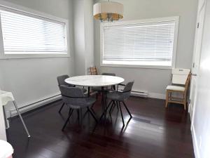 a dining room with a white table and chairs at Spacious Home in Richmond in Richmond +9 photos