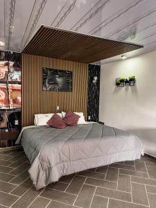 a bedroom with a large bed in a room at Suites de Luxe en Hotel in Cuetzalán del Progreso