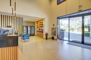 a lobby of a building with a large glass door at Transamerica Executive Sorocaba in Sorocaba