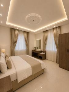 a large bedroom with a large bed and a bathroom at Comfort Stay 3 in Taif
