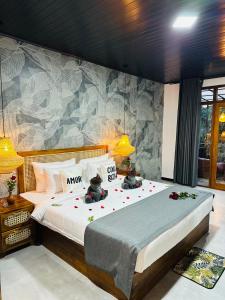 a bedroom with a large bed with two teddy bears on it at La Casa Bella in Ella