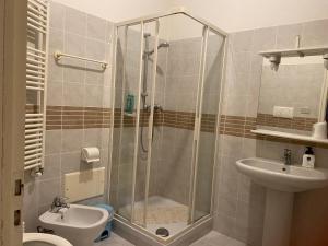 a bathroom with a shower and a toilet and a sink at Travellers Lodge Bed & Rooms in Treviso +25 photos